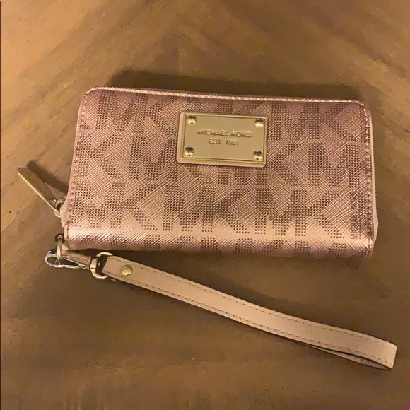 Michael Kors Handbags - Michael Kors Wristlet Michael Kors Handbags - Michael Kors Wristlet